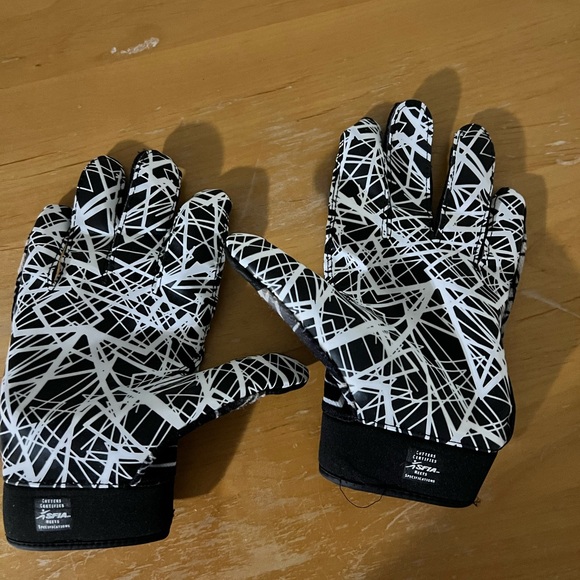 Cutters black and white Youth size L football gloves - Picture 2 of 3
